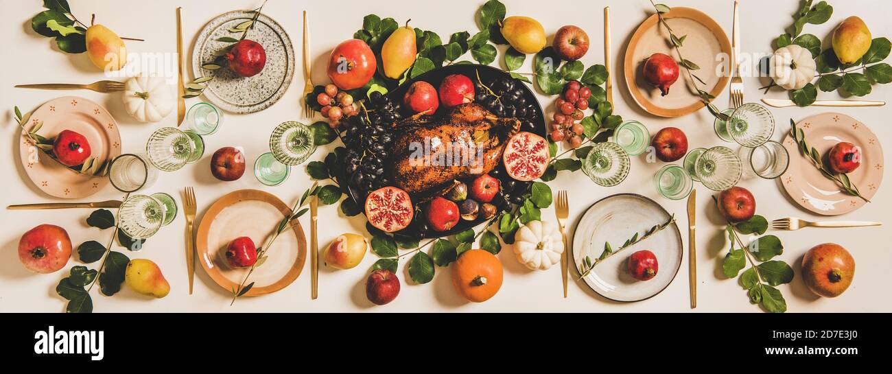 Cena di ringraziamento o riunione di famiglia con anatra arrosto e frutta Foto Stock
