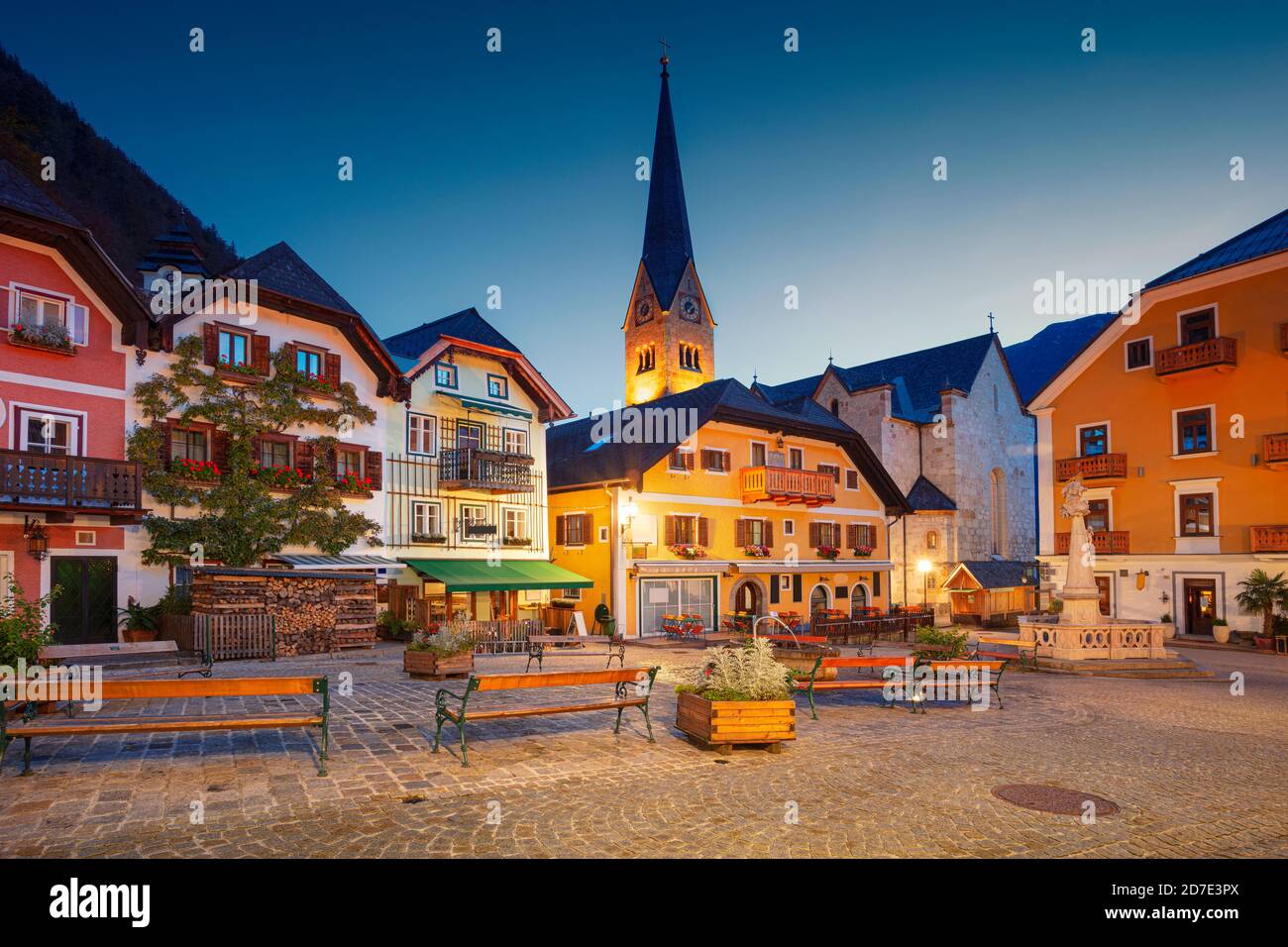 Hallstatt, Austria. Immagine del paesaggio urbano del famoso villaggio alpino Hallstatt all'alba dell'autunno. Foto Stock