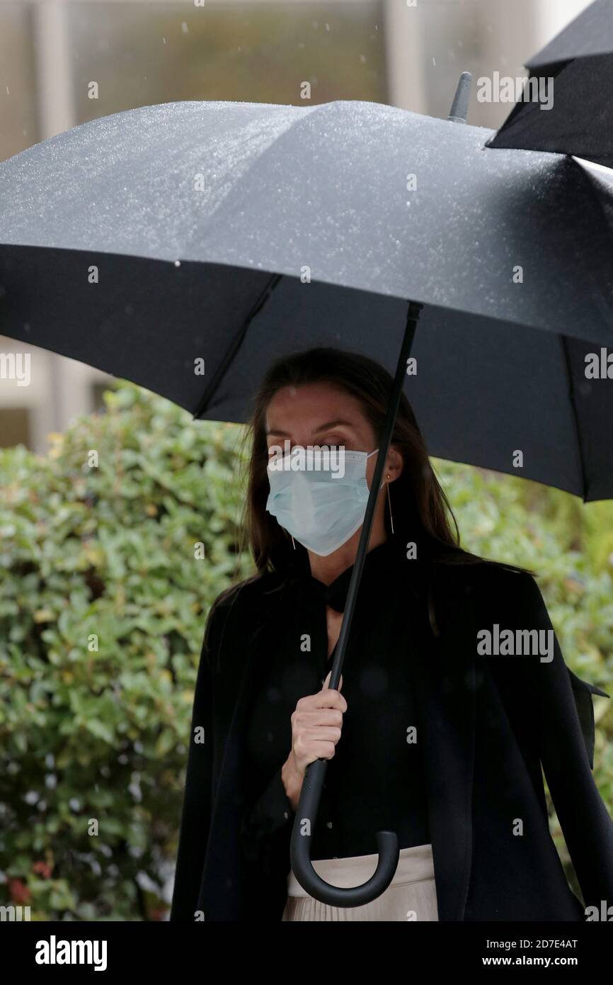 Madrid, Spagna; 22/10/2020.- la regina Letizia al suo arrivo alla consegna dei premi che il Ministero dell'industria concede a persone, istituzioni, organizzazioni, aziende e industrie con eccellenza di affari in questo settore. Accompagnato dal ministro del rango, Reyes Maroto.Dressed in una gonna dorata pieghettata, che ha combinato con una blusa nera con un arco al collo. Per proteggersi dal freddo, ha indossato un cappotto nero sulle spalle e, da quando pioveva a Madrid, un grande ombrello scuro. Foto: Juan Carlos Rojas/Picture Alliance | utilizzo in tutto il mondo Foto Stock