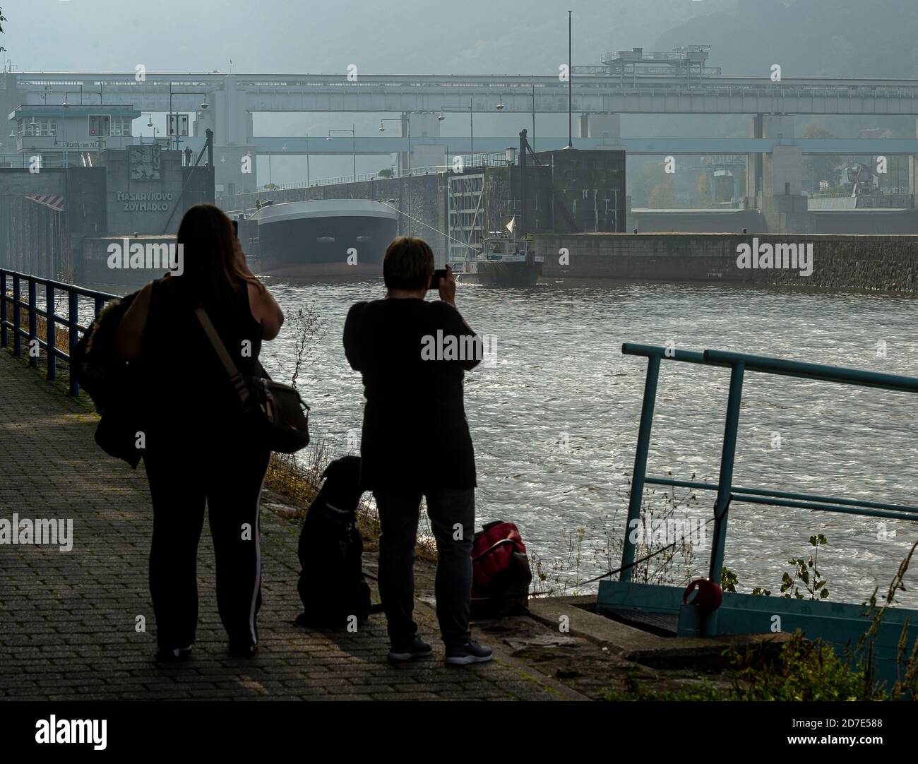 Usti nad Labem, Repubblica Ceca. 22 ottobre 2020. Nuova autocisterna realizzata nel cantiere navale Barkmet a Lovosice in Czechia per cliente olandese a Masaryk Lock sul fiume Elba, Usti nad Labem, Repubblica Ceca, giovedì 22 ottobre 2020. Credit: Ondrej Hajek/CTK Photo/Alamy Live News Foto Stock