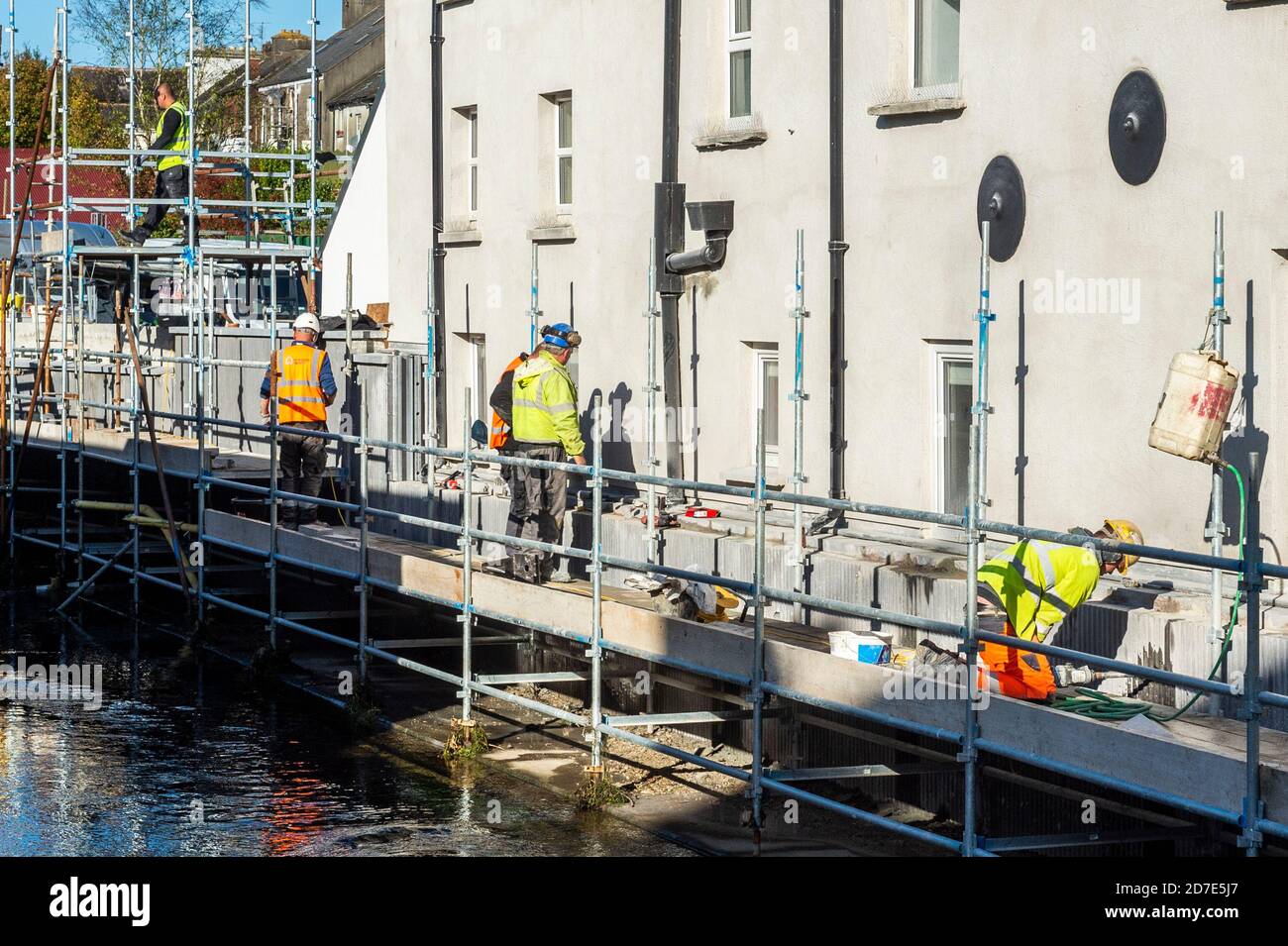 Clonakilty, West Cork, Irlanda. 22 ottobre 2020. I lavori di costruzione a Clonakilty proseguirono oggi dopo che le restrizioni del livello 5 sono nate a mezzanotte. Le restrizioni di livello 5 dovrebbero durare sei settimane. Credit: AG News/Alamy Live News Foto Stock