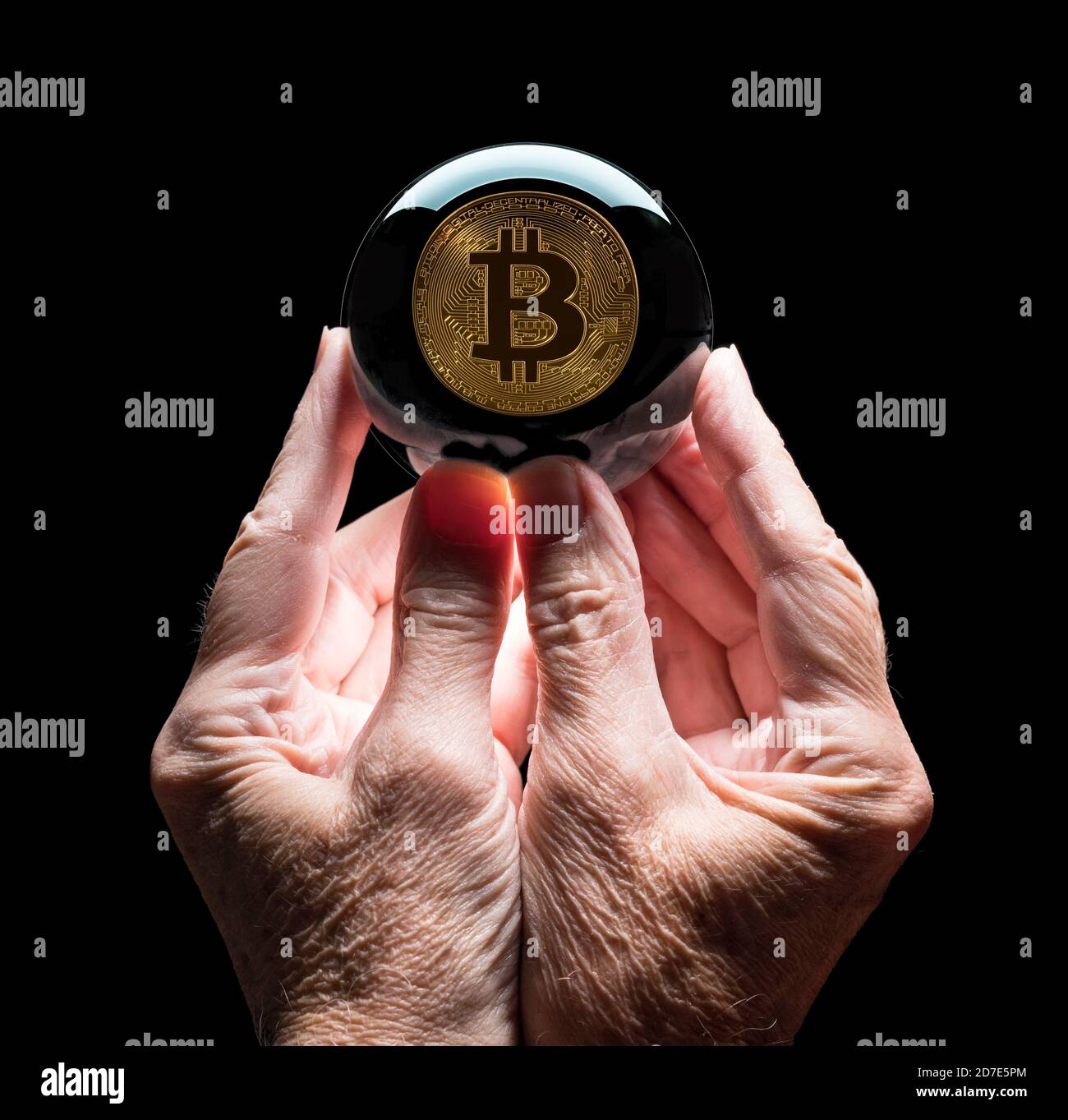 Futures di cristallo o palla che dice fortuna che riflette una moneta di Bitcoin come concetto per prevedere il tasso di cambio futuro per valuta Foto Stock