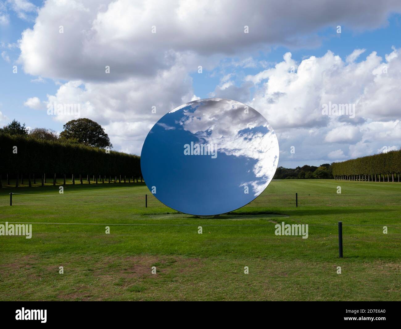 Sky Mirror di Anish Kapoor. Houghton Hall & Gardens, Norfolk, East Anglia, Inghilterra, Regno Unito. Foto Stock