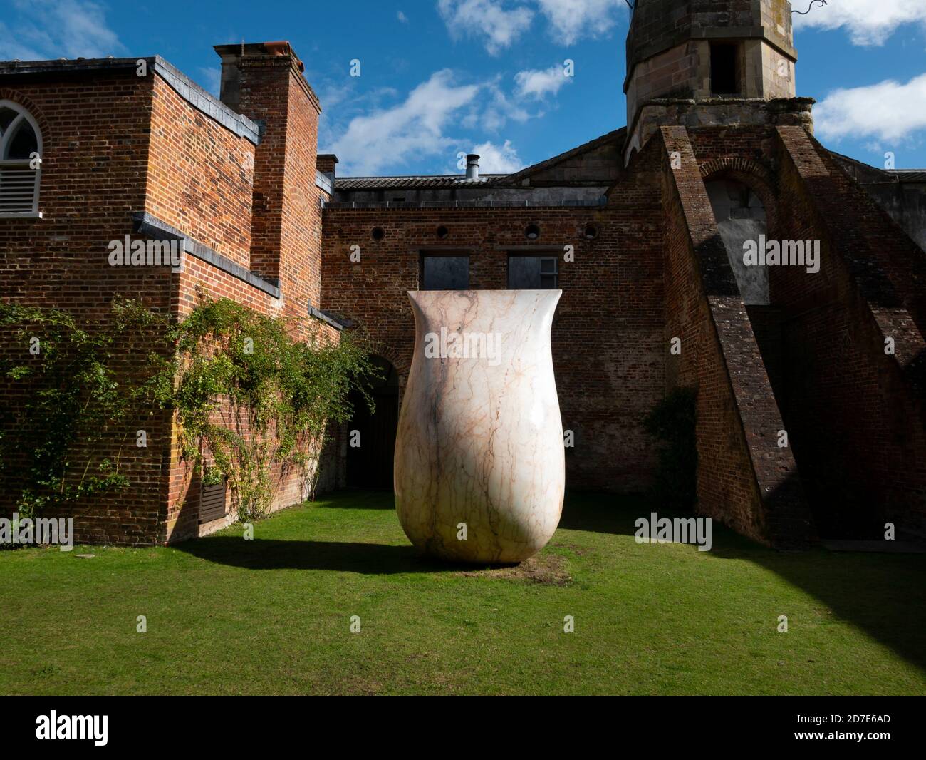 Grazia e scultura in marmo. Houghton Hall & Gardens, Norfolk, East Anglia, Inghilterra, Regno Unito. Foto Stock