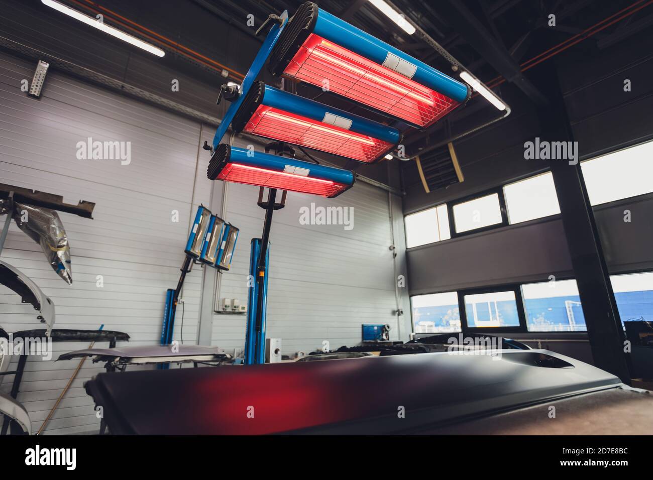 Asciugatura a infrarossi delle parti della carrozzeria dell'auto dopo  l'applicazione di mastice e vernice nel reparto di riparazione carrozzeria  Foto stock - Alamy