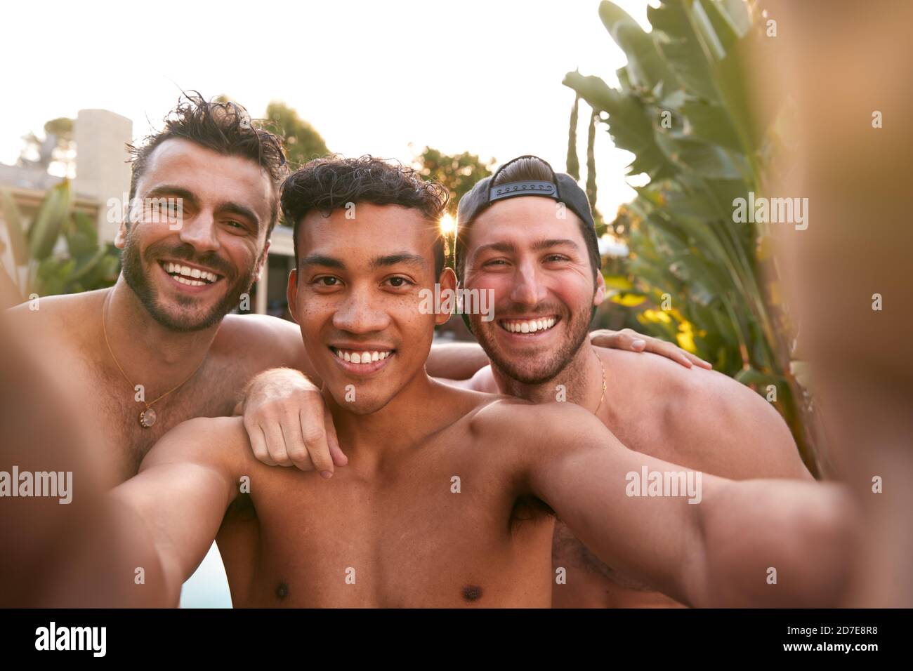 Tre amici di sesso maschile al Summer Pool Party prendendo Selfie su  Telefono cellulare Foto stock - Alamy