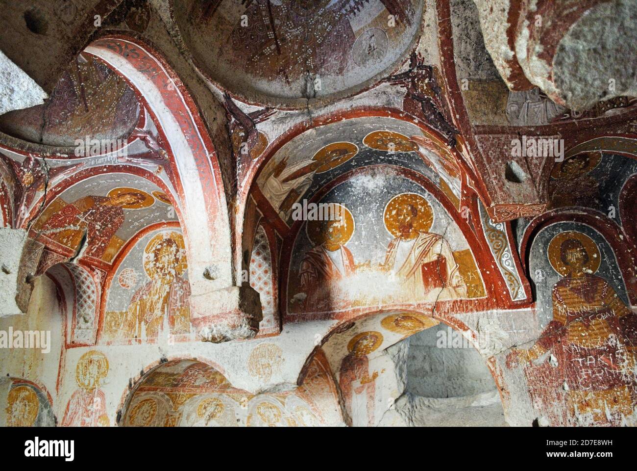 Pittura murale di San Pietro e San Paolo insieme nella parete centrale degli archi geometrici in un'antica chiesa cristiana grotta. Cappadocia Turchia Foto Stock