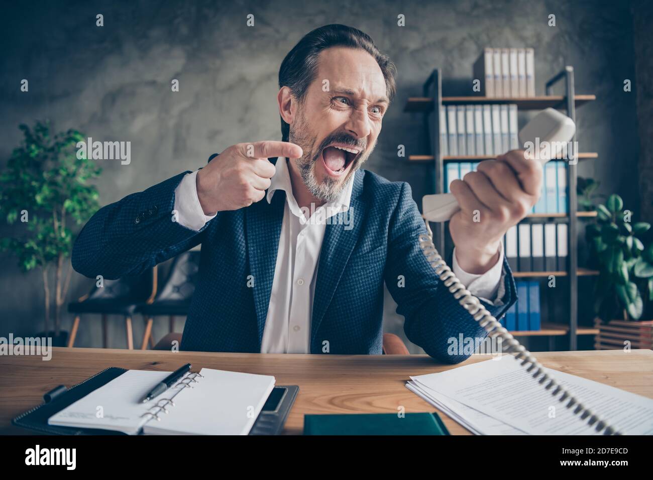 Primo piano ritratto del suo disperato furioso furore male senza lavoro guy datore di lavoro che parla urlando sul telefono lotta cattivo lavoro al loft industriale moderno Foto Stock