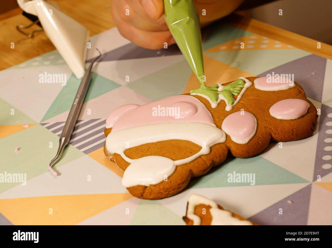 Noi dipingiamo biscotti fatti in casa. Preparandosi per Natale. Decorazione di pan di zenzero Foto Stock
