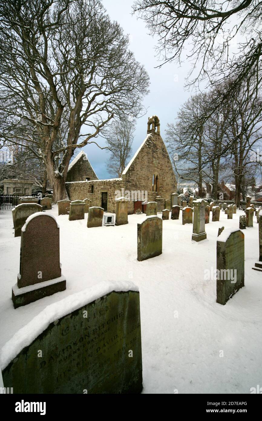 Alloway Auld Kirk, Ayrshire, Scozia, Alloway Auld Kirk, Che risale al 16 ° secolo, è una rovina in Alloway, South Ayrshire, Scozia, celebrato come la scena della danza delle streghe nella poesia 'Tam o' Shanter' di Robert Burns. Programmato Antico Monumento e la categoria A elencati chiesa in rovina, il cimitero associato è di categoria B. Altre persone notevoli sepolte qui includono Lord Alloway e Charles Acton Broke. Era il figlio dell'Ammiraglio posteriore Sir Philip Bowes Acton Broke, il primo uomo a sconfiggere e catturare una nave americana nella guerra del 1812. Foto Stock