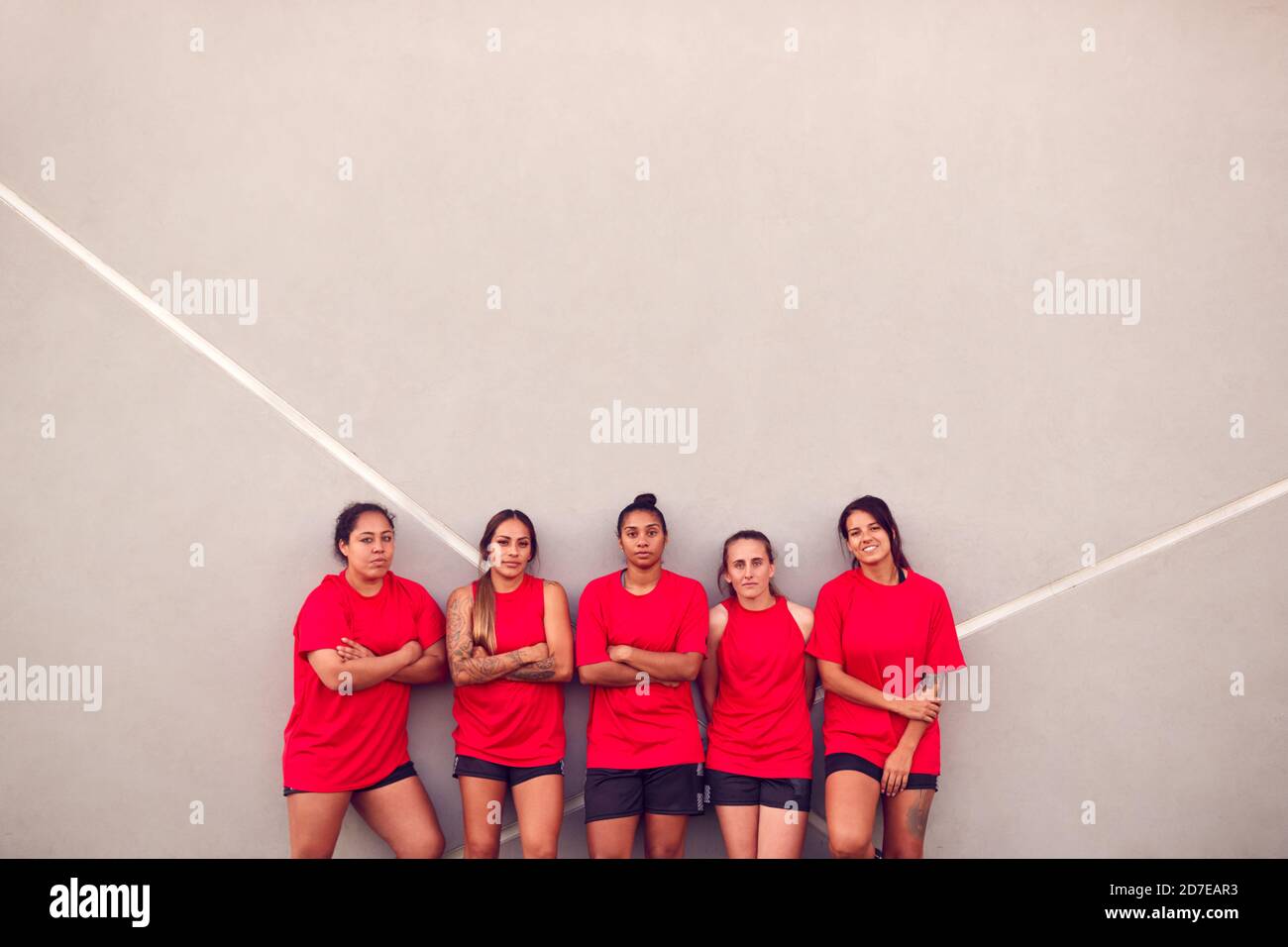 Immagine della squadra di calcio femminile che pende contro il muro mentre Allenamento per la partita di calcio Foto Stock