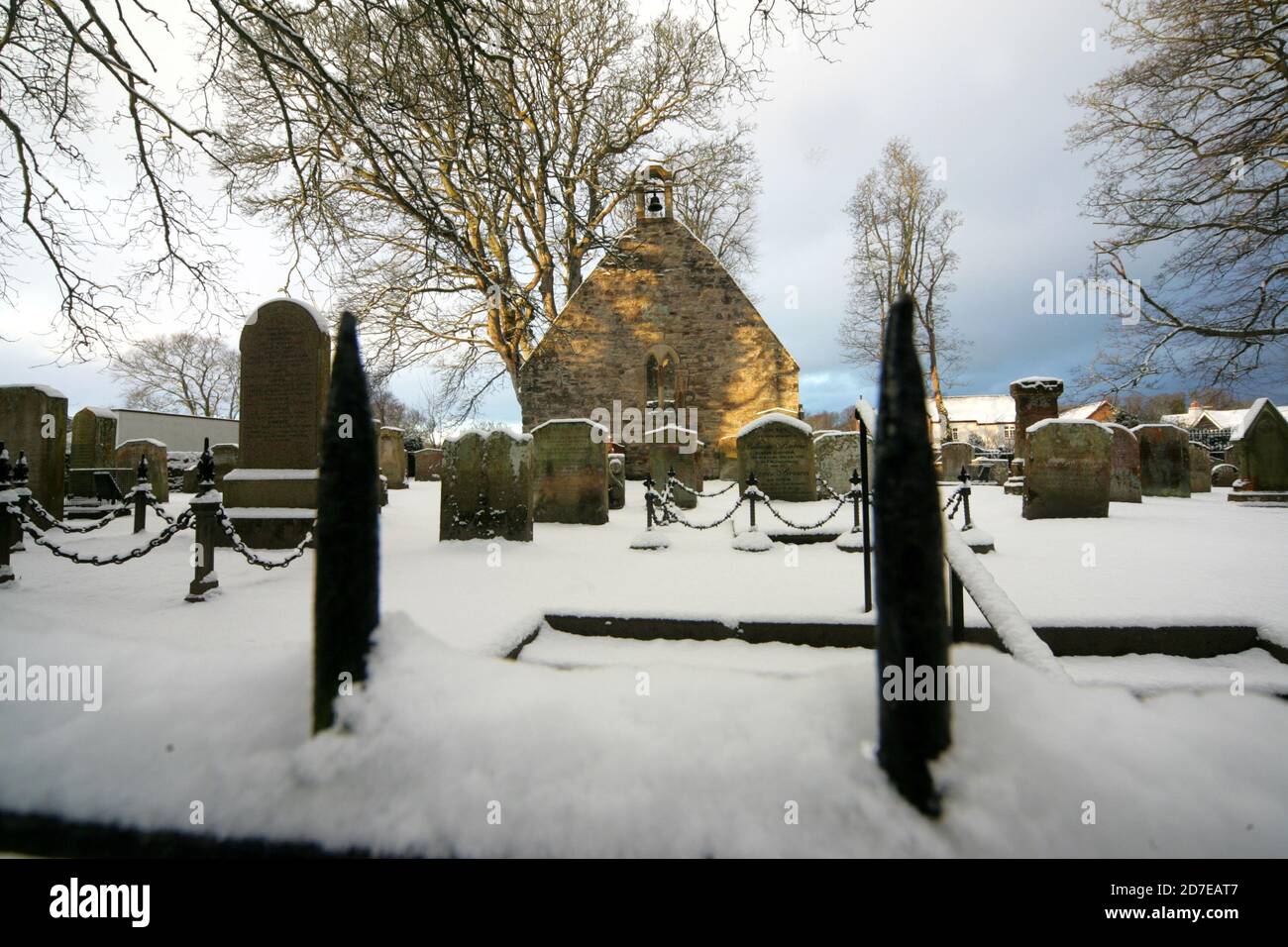 Alloway Ayrshire, Burns Heritage Park, neve intorno Auld Kirk, monumento e Briga o Doon Foto Stock