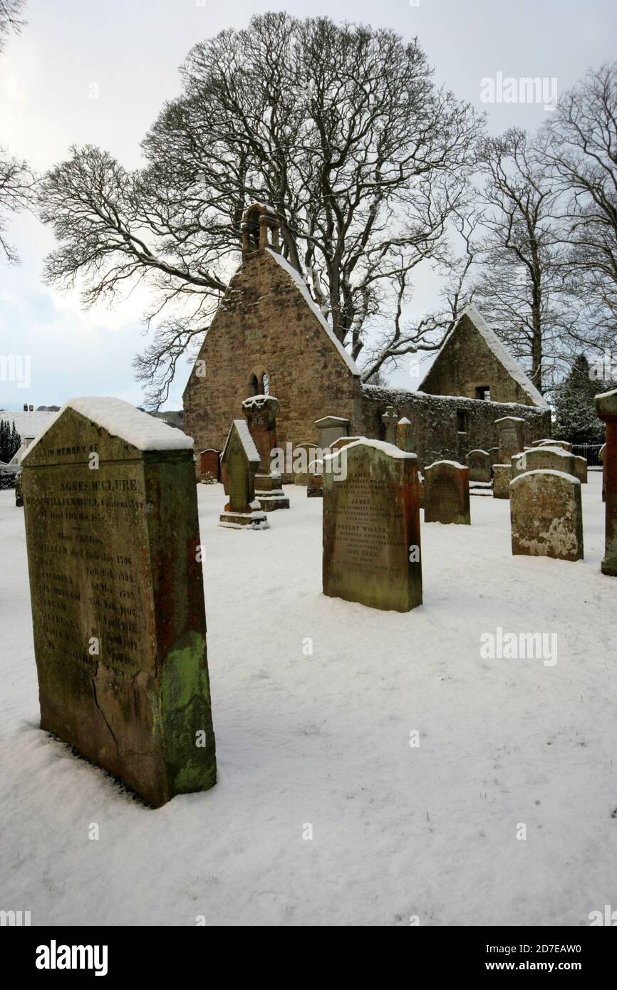 Alloway Auld Kirk, Ayrshire, Scozia, Alloway Auld Kirk, Che risale al 16 ° secolo, è una rovina in Alloway, South Ayrshire, Scozia, celebrato come la scena della danza delle streghe nella poesia 'Tam o' Shanter' di Robert Burns. Programmato Antico Monumento e la categoria A elencati chiesa in rovina, il cimitero associato è di categoria B. Altre persone notevoli sepolte qui includono Lord Alloway e Charles Acton Broke. Era il figlio dell'Ammiraglio posteriore Sir Philip Bowes Acton Broke, il primo uomo a sconfiggere e catturare una nave americana nella guerra del 1812. Foto Stock