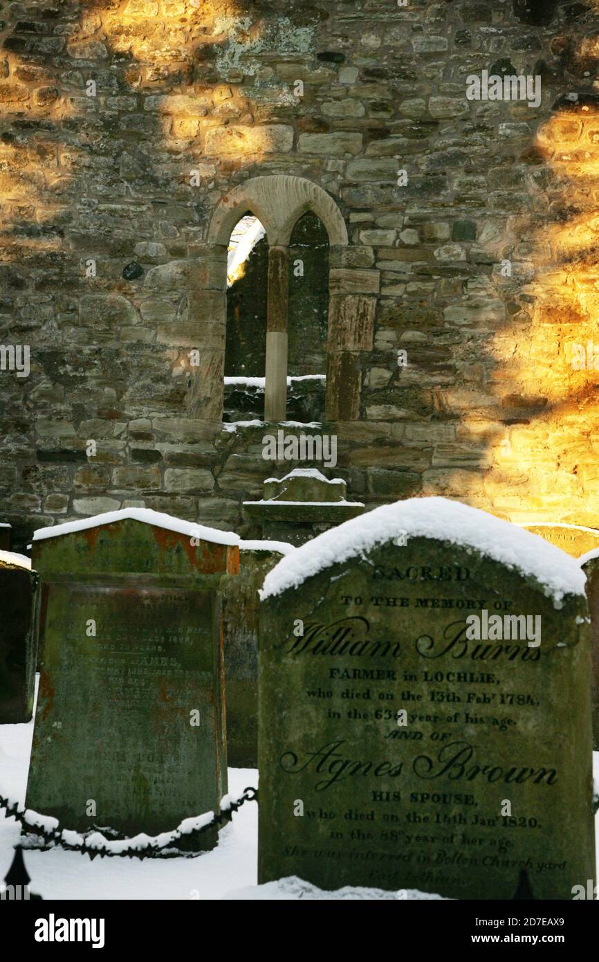 Alloway Auld Kirk, Ayrshire, Scozia, Alloway Auld Kirk, Che risale al 16 ° secolo, è una rovina in Alloway, South Ayrshire, Scozia, celebrato come la scena della danza delle streghe nella poesia 'Tam o' Shanter' di Robert Burns. Programmato Antico Monumento e la categoria A elencati chiesa in rovina, il cimitero associato è di categoria B. Altre persone notevoli sepolte qui includono Lord Alloway e Charles Acton Broke. Era il figlio dell'Ammiraglio posteriore Sir Philip Bowes Acton Broke, il primo uomo a sconfiggere e catturare una nave americana nella guerra del 1812. Foto Stock
