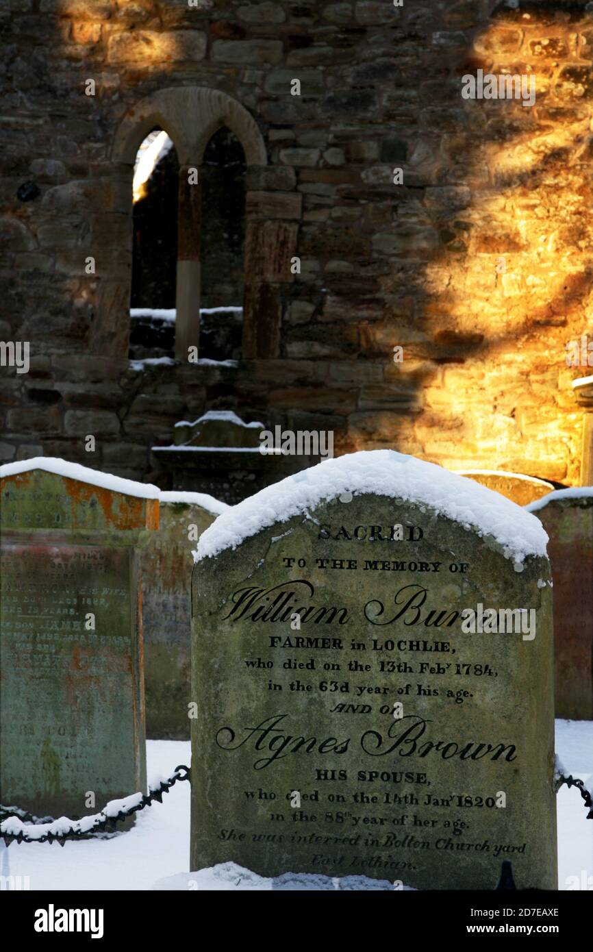 Alloway Ayrshire, Burns Heritage Park, neve intorno Auld Kirk, monumento e Briga o Doon Foto Stock