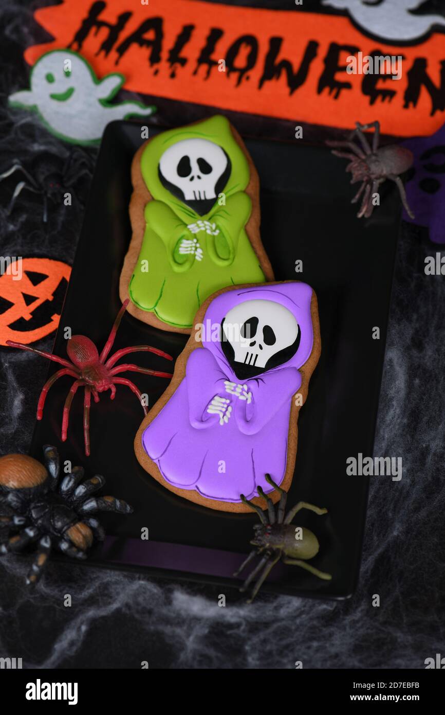 Painted Ghost in cape agganciato su un miele gingerbread biscotti. Halloween cibo. Foto Stock