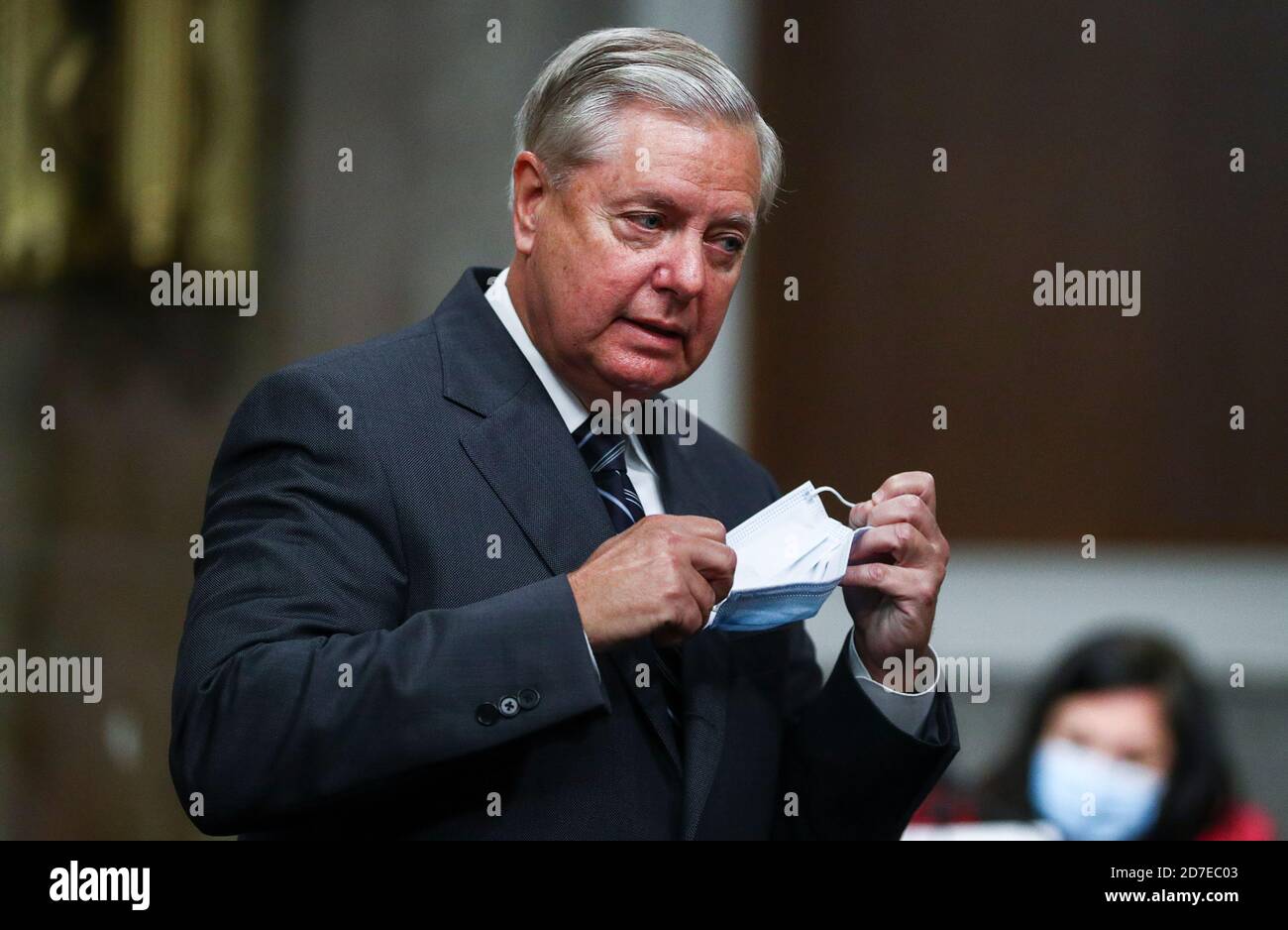 Il Senatore degli Stati Uniti Lindsey Graham (Repubblicano della Carolina del Sud), Presidente del Comitato giudiziario del Senato degli Stati Uniti, arriva per una riunione del Comitato giudiziario del Senato degli Stati Uniti sulla nomina del Giudice Amy Coney Barrett ad essere una giustizia associata della Corte Suprema degli Stati Uniti su Capitol Hill a Washington, 22 ottobre 2020.Credit: Hannah McKay / Pool via CNP | utilizzo in tutto il mondo Foto Stock
