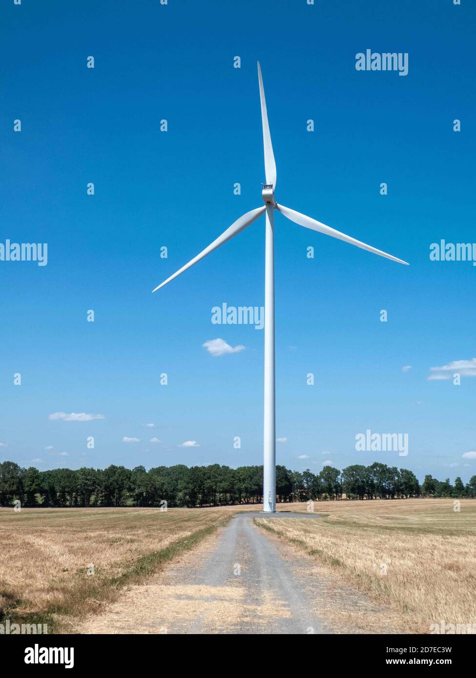 Turbine eoliche che generano elettricità nella splendida campagna francese vento Turbina che genera elettricità nella bella campagna francese Foto Stock