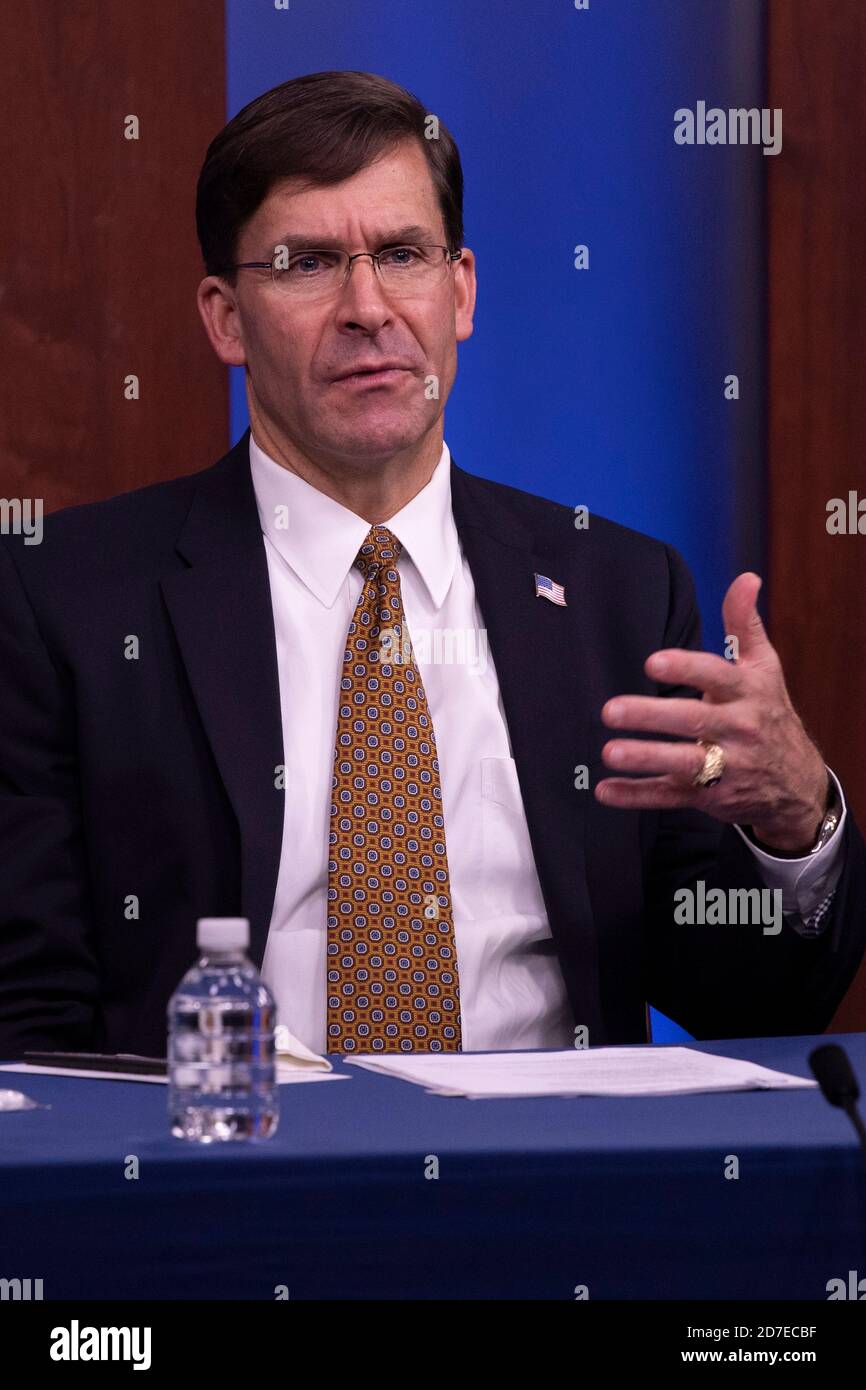 Il Segretario della Difesa degli Stati Uniti Mark Esper, parla durante una videoconferenza con le aziende industriali militari dal Pentagono 20 ottobre 2020 a Washington D.C. Foto Stock Il Segretario della Difesa degli Stati Uniti Mark Esper, parla durante una videoconferenza con le aziende industriali militari dal Pentagono 20 ottobre 2020 a Washington D.C. Foto Stock