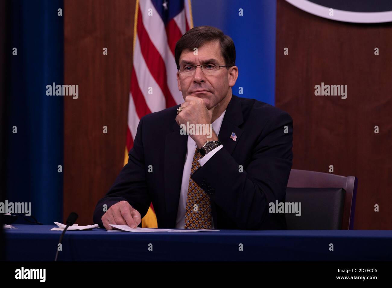 Il Segretario della Difesa degli Stati Uniti Mark Esper, parla durante una videoconferenza con le aziende industriali militari dal Pentagono 20 ottobre 2020 a Washington D.C. Foto Stock Il Segretario della Difesa degli Stati Uniti Mark Esper, parla durante una videoconferenza con le aziende industriali militari dal Pentagono 20 ottobre 2020 a Washington D.C. Foto Stock