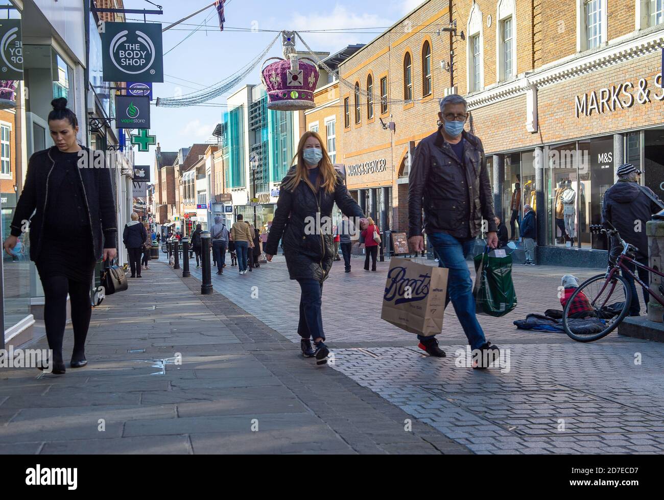 Windsor, Berkshire, Regno Unito. 22 ottobre 2020. Il Royal Borough di Windsor e Maidenhead ha avuto ieri il maggior numero di casi positivi di Coronavirus Covid-19 nel Berkshire. Il numero di casi positivi continua ad aumentare rapidamente e Windsor rischia di essere inserita nel Tier 2 in qualsiasi momento. E' stato annunciato oggi che la vicina Slough si sposterà nel Tier 2 delle restrizioni Covid-19 da sabato a seguito del loro grande picco nei casi. Credit: Maureen McLean/Alamy Live News Foto Stock