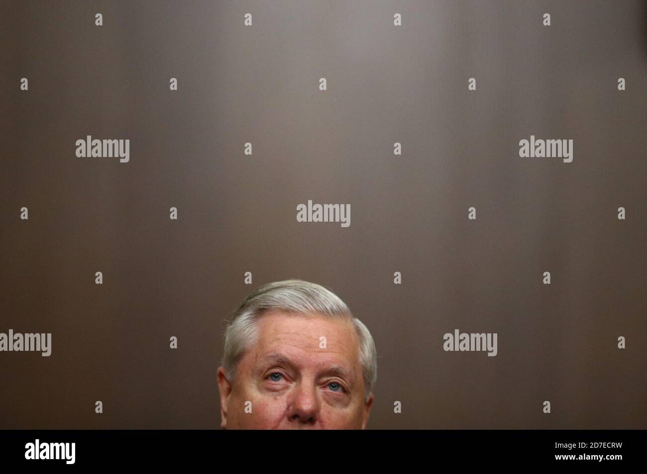 Il Senatore degli Stati Uniti Lindsey Graham (Repubblicano della Carolina del Sud), Presidente del Comitato giudiziario del Senato degli Stati Uniti presiede durante una riunione del Comitato giudiziario del Senato degli Stati Uniti sulla nomina del Giudice Amy Coney Barrett ad essere una giustizia associata della Corte Suprema degli Stati Uniti, su Capitol Hill a Washington, Stati Uniti, 22 ottobre 2020. Credit: Hannah McKay/Pool via CNP | utilizzo in tutto il mondo Foto Stock