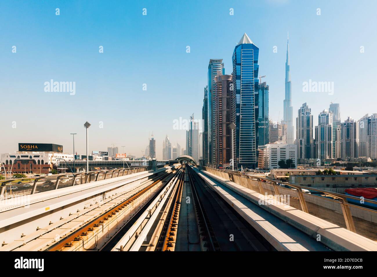Dubai, Emirati Arabi Uniti - 25 gennaio 2020: Vista dello skyline del centro di Dubai da una stazione della metropolitana, Dubai, Emirati Arabi Uniti Foto Stock
