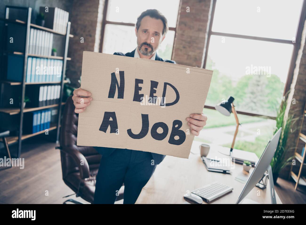 Foto di disperazione di moody triste licenziato licenziato lavoratore bello tizio maturo tenere cartello poster cercare nuovo lavoro ultimo lavoro giorno mondo crisi sul posto di lavoro sparato Foto Stock