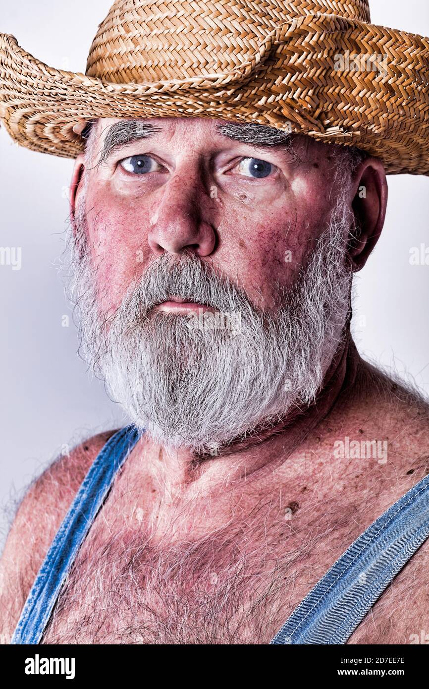 Ritratto di un anziano peloso di 70 anni. Post-elaborazione per il carattere aggiunto. Foto Stock