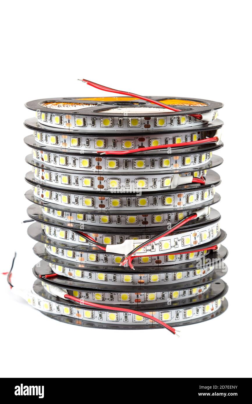 Bobine con nastri di lampade a LED isolate su sfondo bianco. Foto Stock
