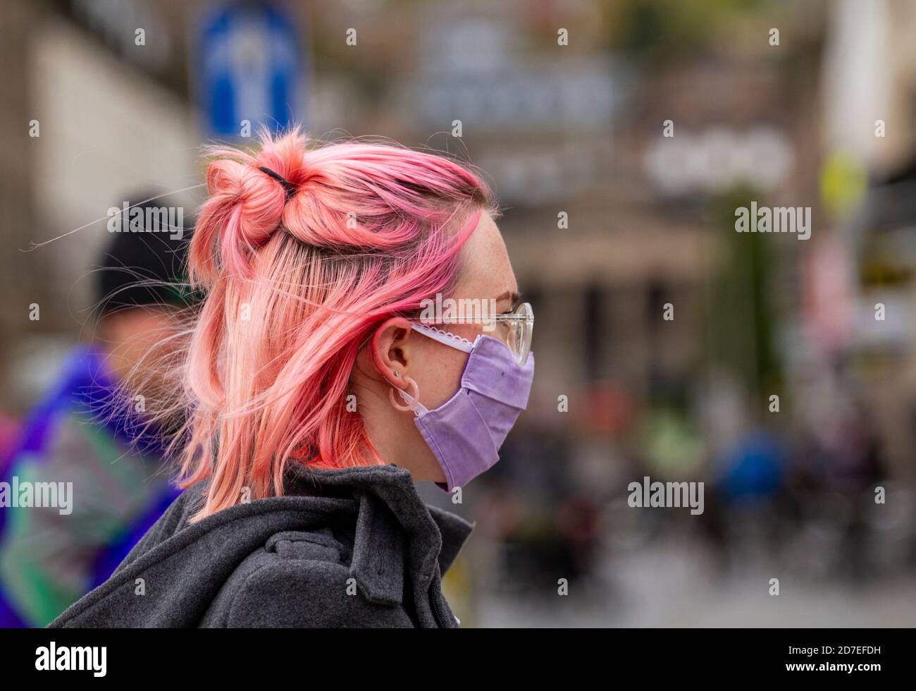 Dundee, Tayside, Scozia, Regno Unito. 22 ottobre 2020. Covid-19 maschera di protezione indossare: Residenti locali indossare maschere di protezione nel centro della città di Dundee, che è obbligatorio in luoghi come uscire shopping e socializzare durante il nuovo 3 ° livello Covid-19 restrizioni Lockdown. Credit: Dundee Photographics/Alamy Live News Foto Stock