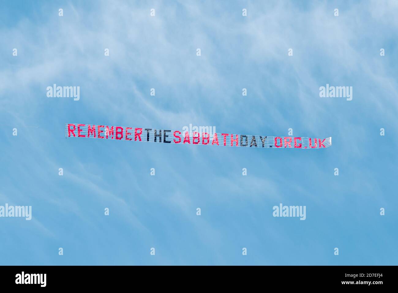 Pubblicità aerea o skywriting - una lettera standard banner 'membro Il messaggio cristiano del giorno del Sabbath trainato in aereo Foto Stock