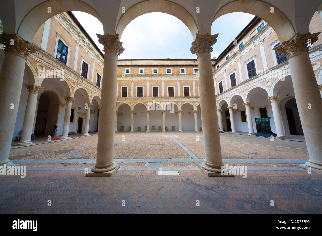 Cortile del Palazzo Ducale di Urbino Foto Stock