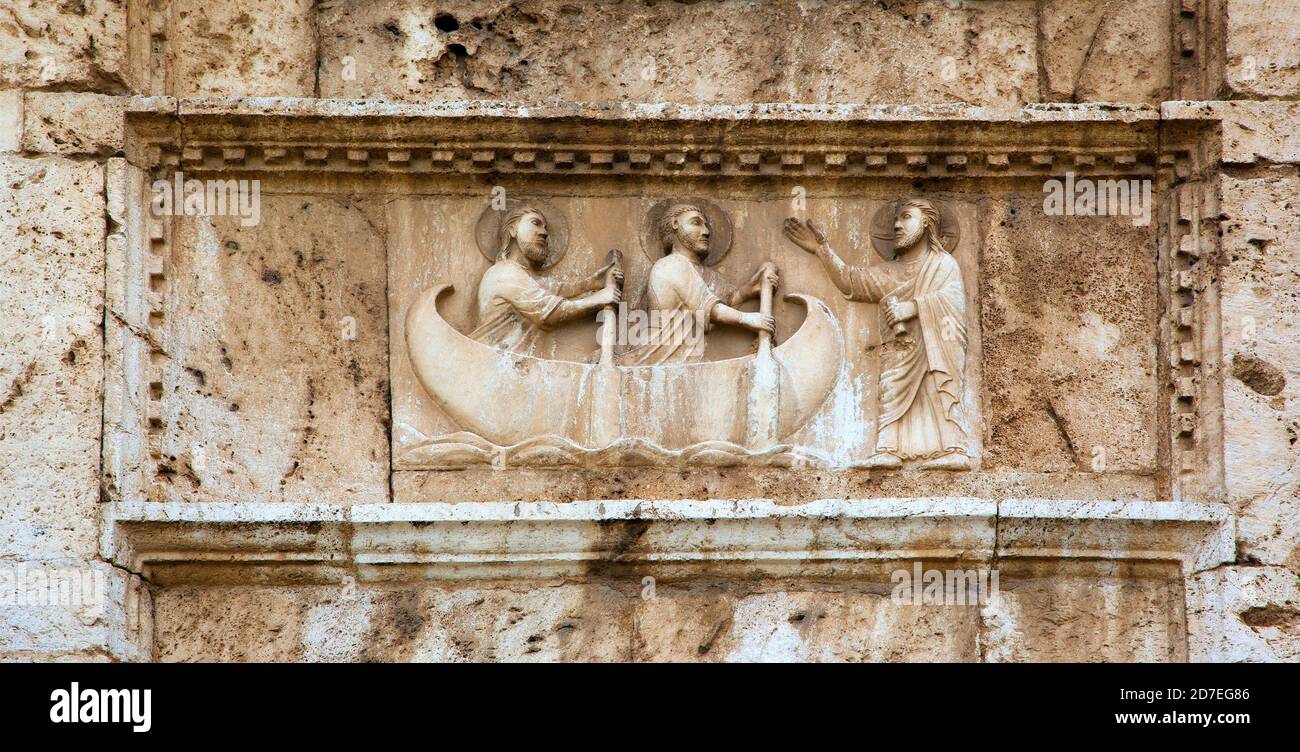 Chiamata di Pietro e Andrea su bassorilievo medievale, cioè sulla facciata della chiesa di San Pietro, vicino a Spoleto, Italia. Foto Stock