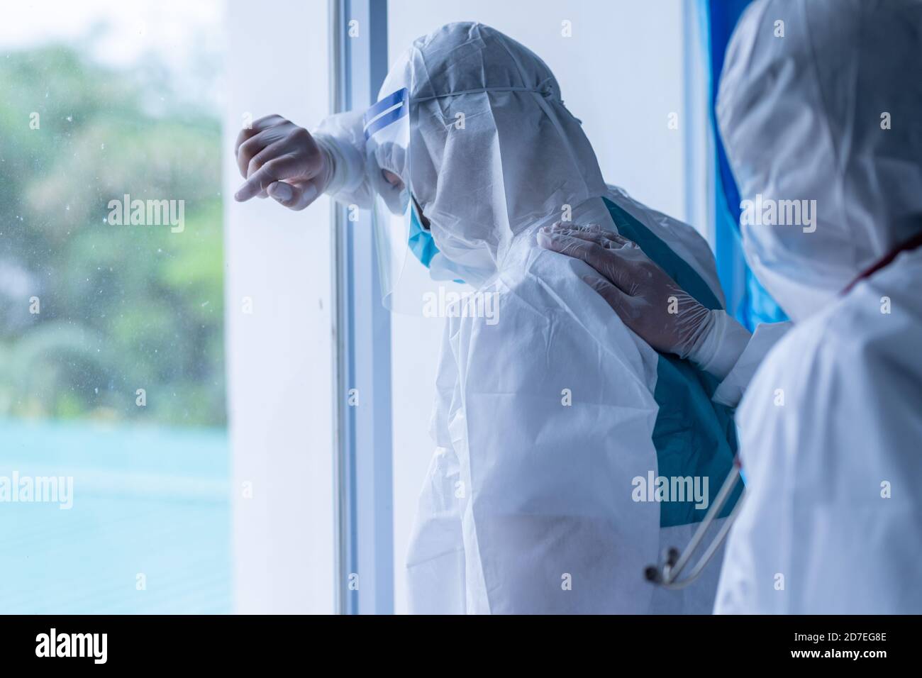 Stanco depresso medico indossare DPI si sente disperato pensare di medico il problema si sente scoppiare di secondo giro di diffusione del coronavirus in ospedale Foto Stock