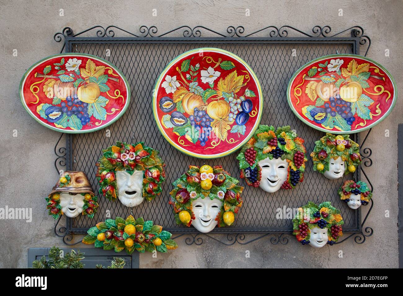 Ceramiche italiane esposte fuori da un negozio Foto Stock