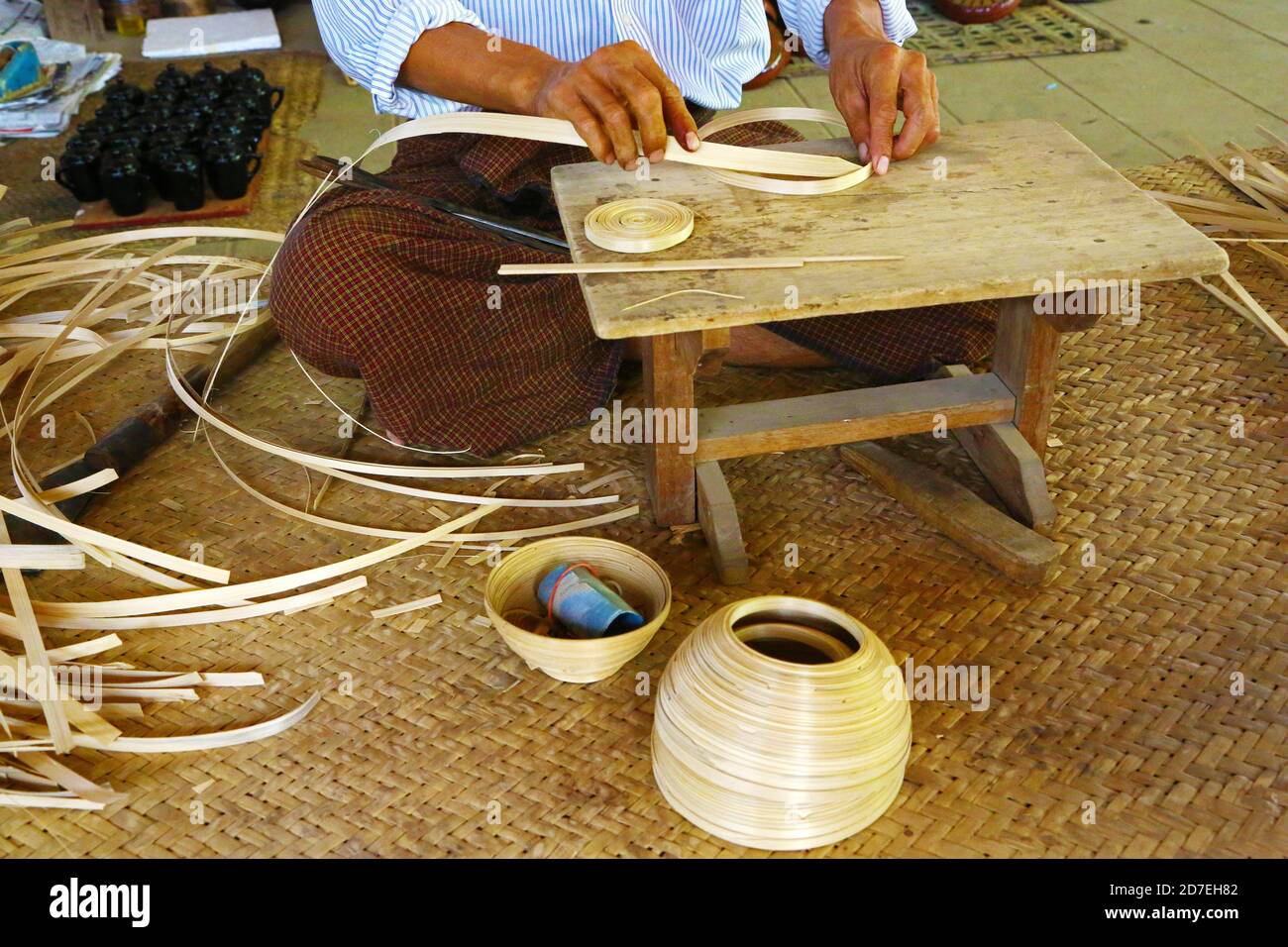 Artigianale che fa ciotole di vimini, Myanmar Foto Stock