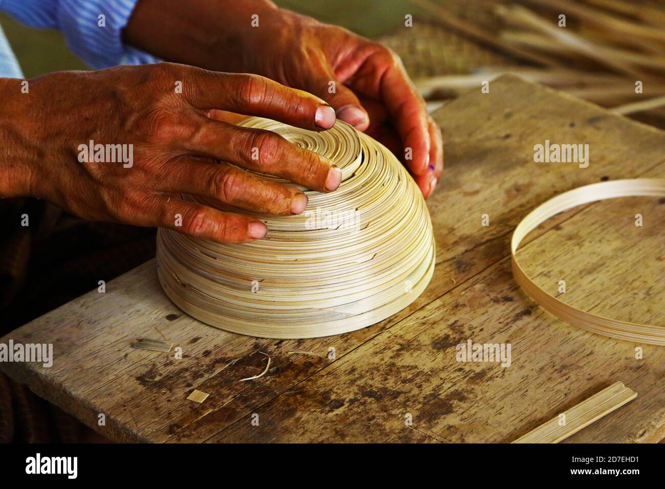 Mani che fanno la ciotola di vimini, Myanmar Foto Stock