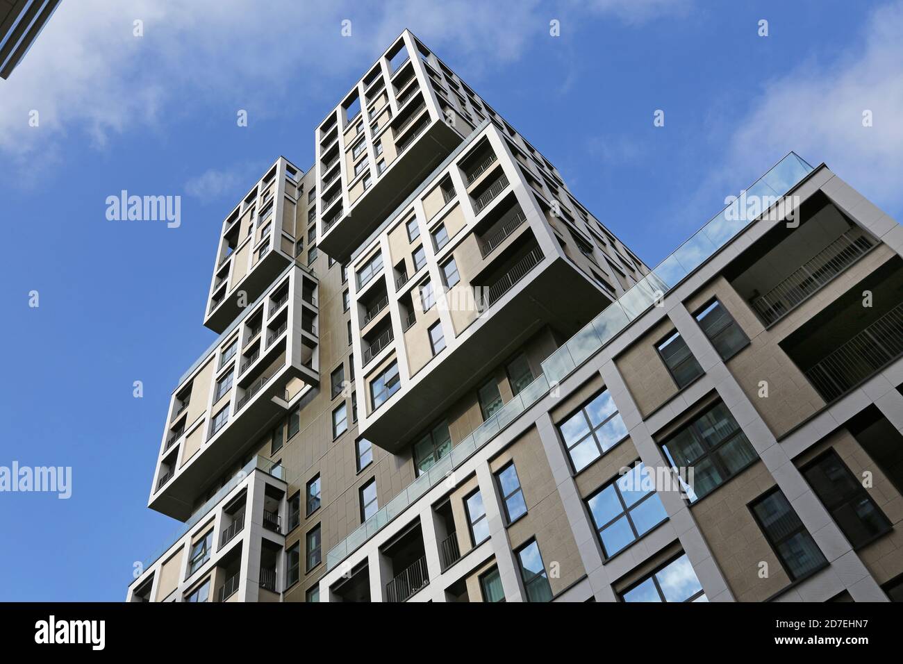 Birch House, un nuovo condominio al Kidbrooke Village, un enorme nuovo sviluppo residenziale nel London Borough di Greenwich, Regno Unito. Foto Stock