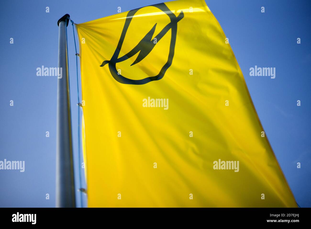 Bandiera Opel gialla che batte nel vento davanti a. cielo blu Foto Stock