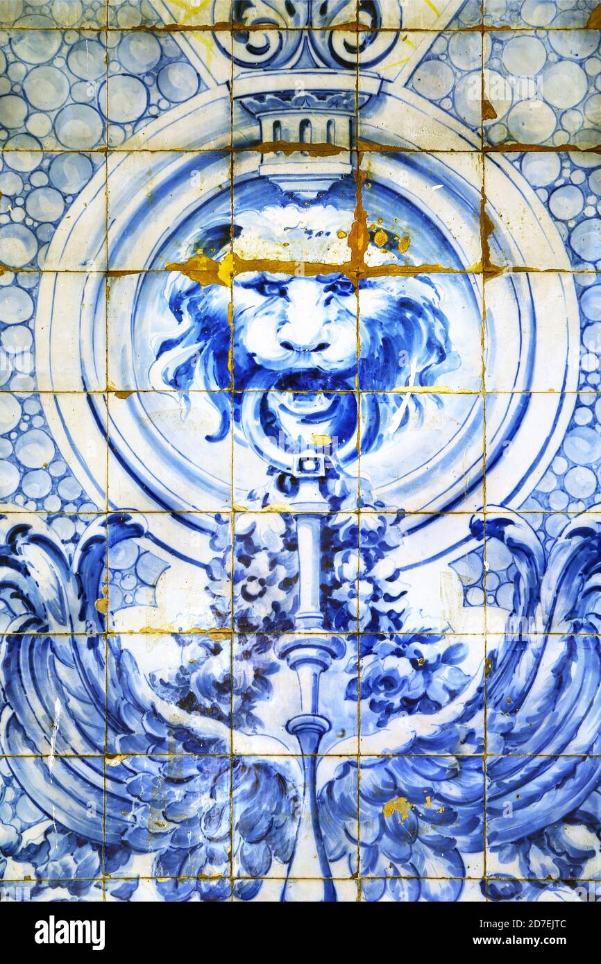 Antichi azulejos su un edificio di Lisbona, Portogallo Foto Stock