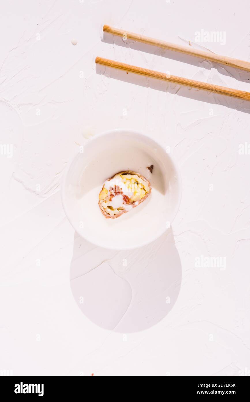 Involtini maki in stile sushi di Carbonara, che ridefiniscono un piatto tradizionale Foto Stock