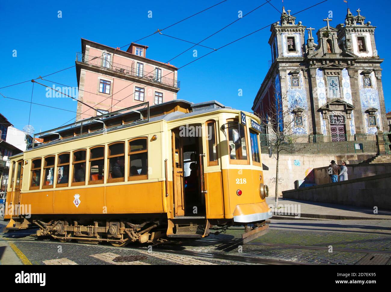 Funivia e chiesa tipica di Porto. Una piccola funivia transita di fronte ad una bella chiesa portoghese coperta da tipiche piastrelle dipinte. Foto Stock
