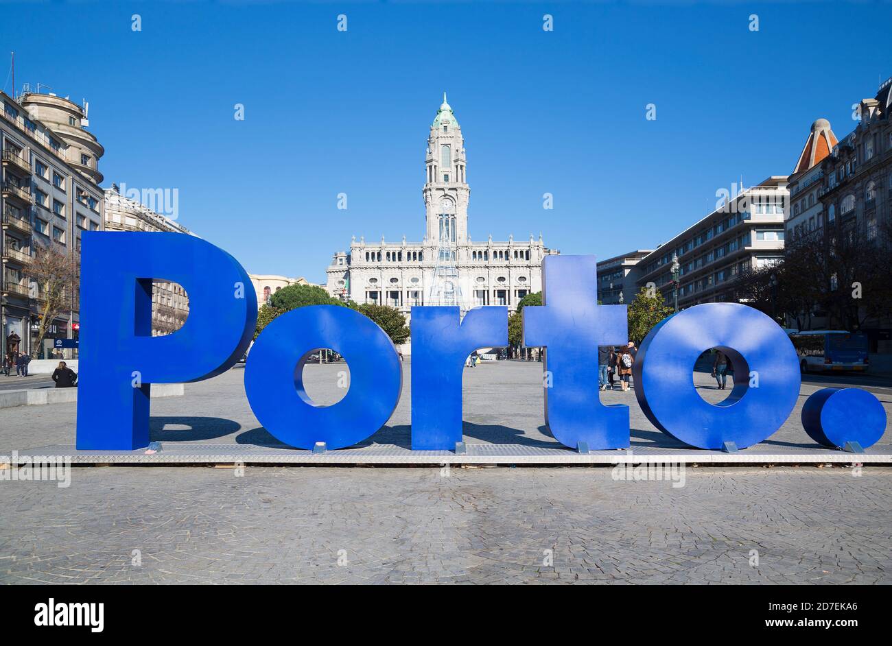 Enorme segno 'Porto' nella città centrale. Oltre le lettere il municipio. Foto Stock