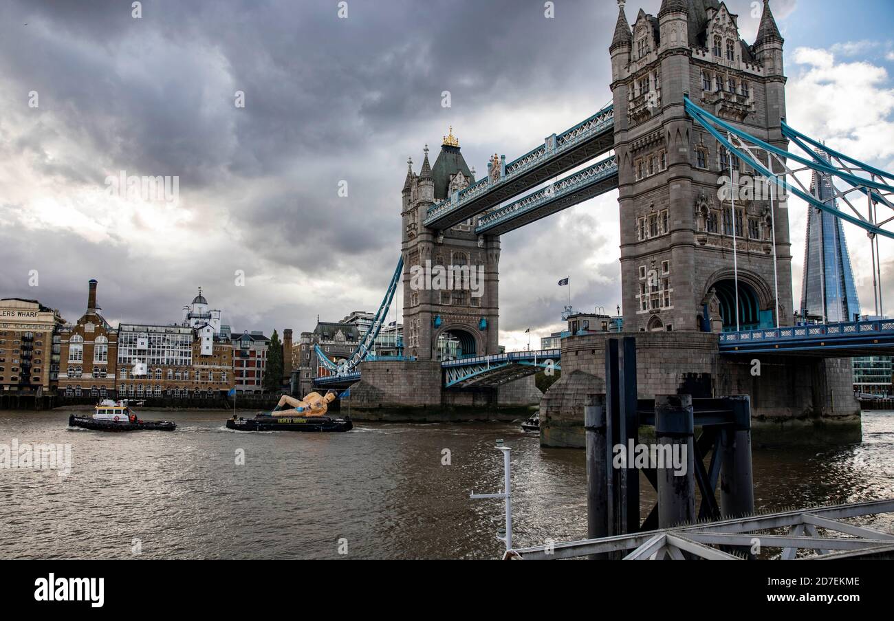 pic show: Borat Gommone scende lungo il Tamigi a Londra per promuovere il Borat 2 Tower Bridge Foto di Gavin Rodgers/Pixel8000 Foto Stock