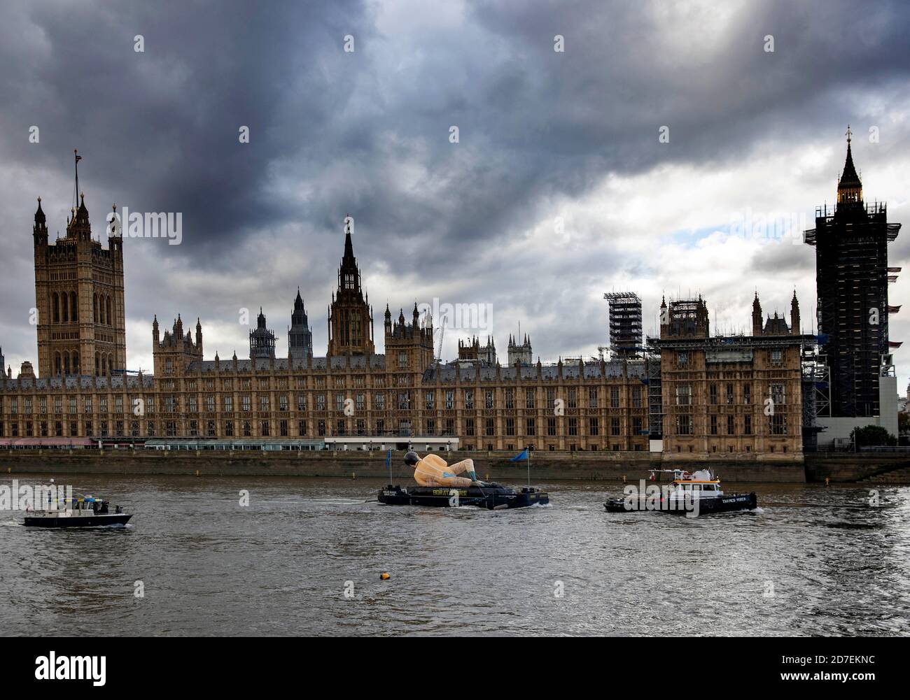 pic show: Borat Gommone scende lungo il Tamigi a Londra per promuovere il Parlamento di Borat 2 Westminster Foto di Gavin Rodgers/Pixel8000 Foto Stock