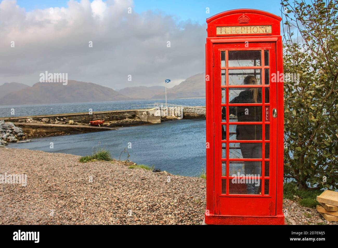 Telefono pubblico contro splendidi paesaggi nelle Highlands scozzesi. Loch Linnhe, Kentallen, Scozia, Regno Unito. Foto Stock