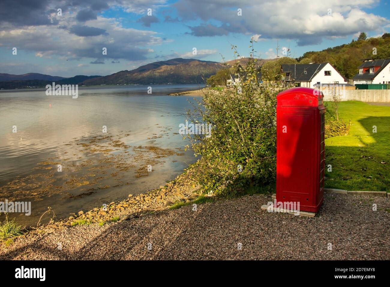 Telefono rosso sulla costa di Loch Linnhe a Kentallen, Scozia, Regno Unito Foto Stock