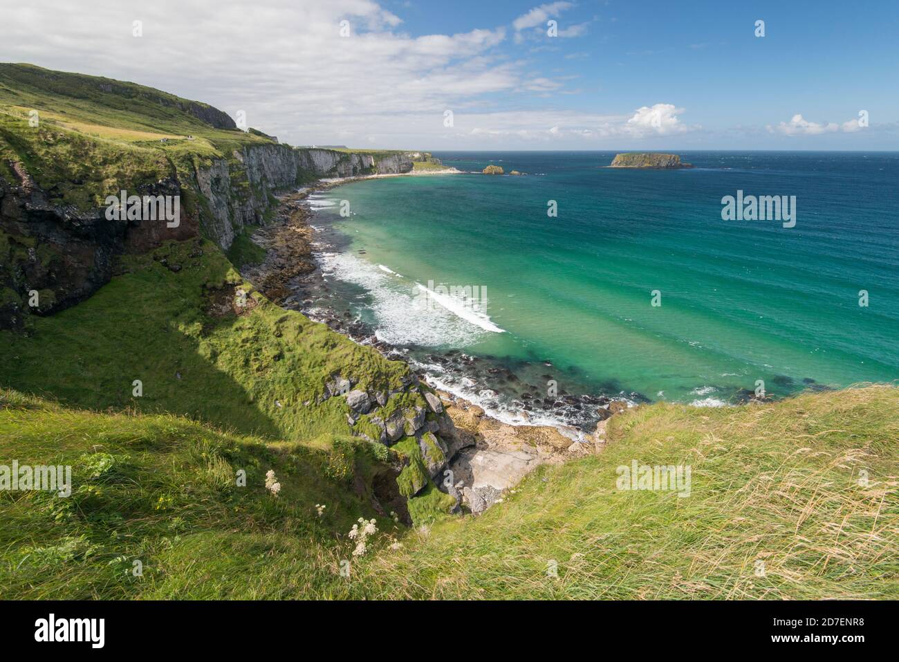 Acque turchesi lungo la costa di Antrim dell'Irlanda del Nord, Regno Unito Foto Stock