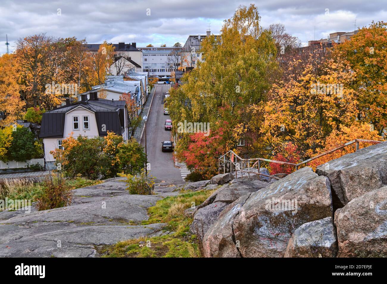 Il vecchio quartiere in legno Puu Vallila di Helsinki, Finlandia. Paesaggio urbano autunnale. Foto Stock